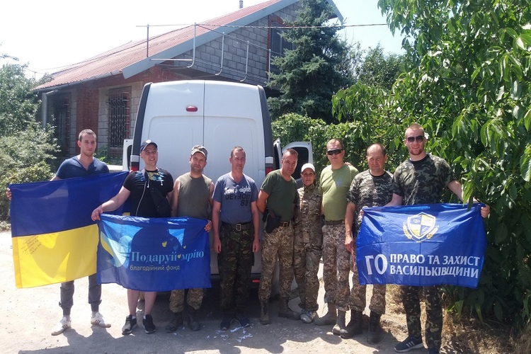 Мешканці Київщини передали подарунки захисникам України під Маріуполем